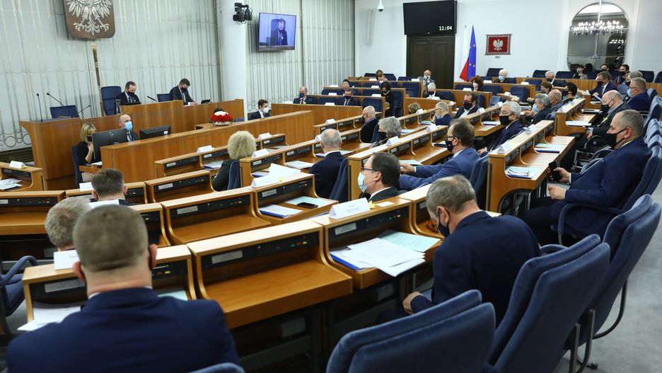 Warszawa, 14.04.2021. Senatorowie na sali obrad w Warszawie, 14 bm. Wyższa izba parlamentu, która zbiera się na trzydniowym posiedzeniu, wysłucha informacji ws. przygotowań do uruchomienia środków z Funduszu Odbudowy UE oraz działalności Rzecznika Praw Obywatelskich za rok 2020. Senatorowie zajmą się też zmianami w Prawie oświatowym i nowelą dotyczącą efektywności energetycznej. (amb) PAP/Rafał Guz