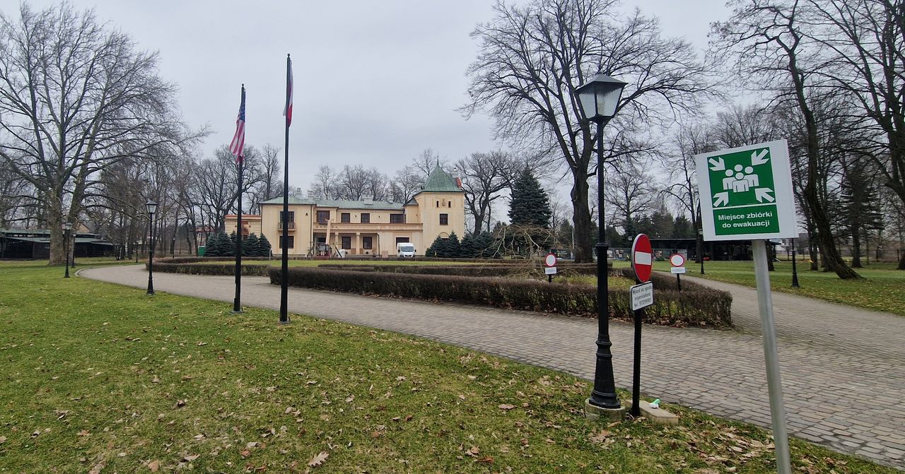 Polska i amerykańska flaga na terenie Kompleksu Ostoya