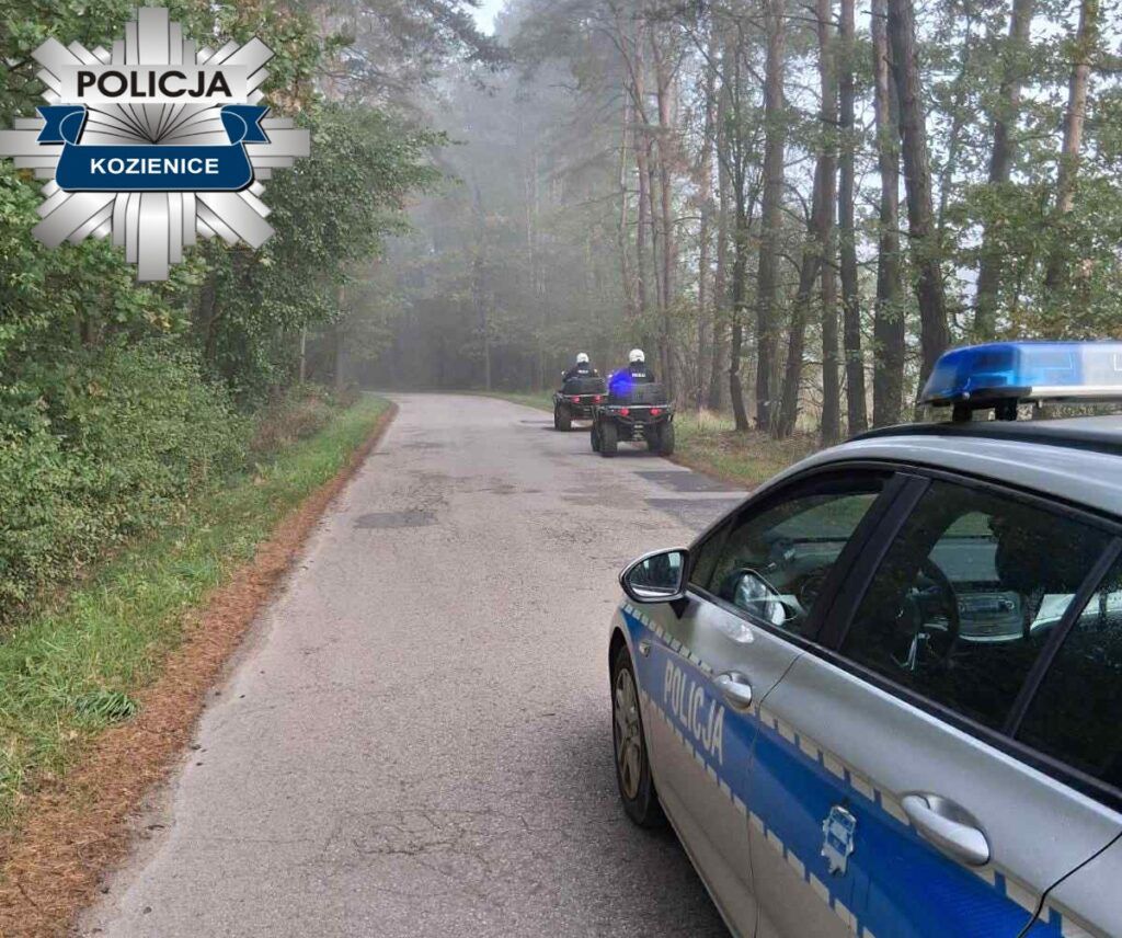 Policyjny radiowóz na leśnej drodze, obok przejeżdżają dwa quady z funkcjonariuszami. W tle mglista sceneria.