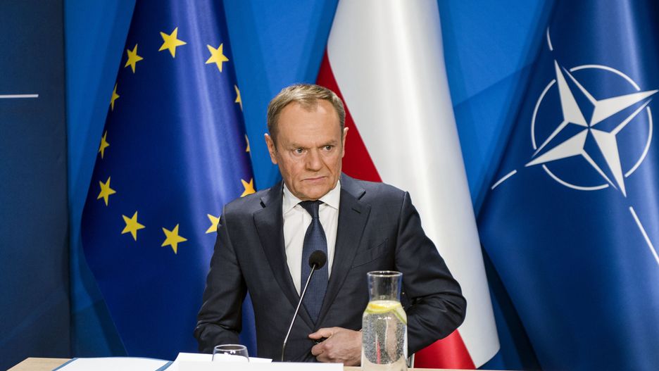Donald Tusk podczas spotkania z byłymi prezydentami i ministrami obrony i spraw zagranicznych