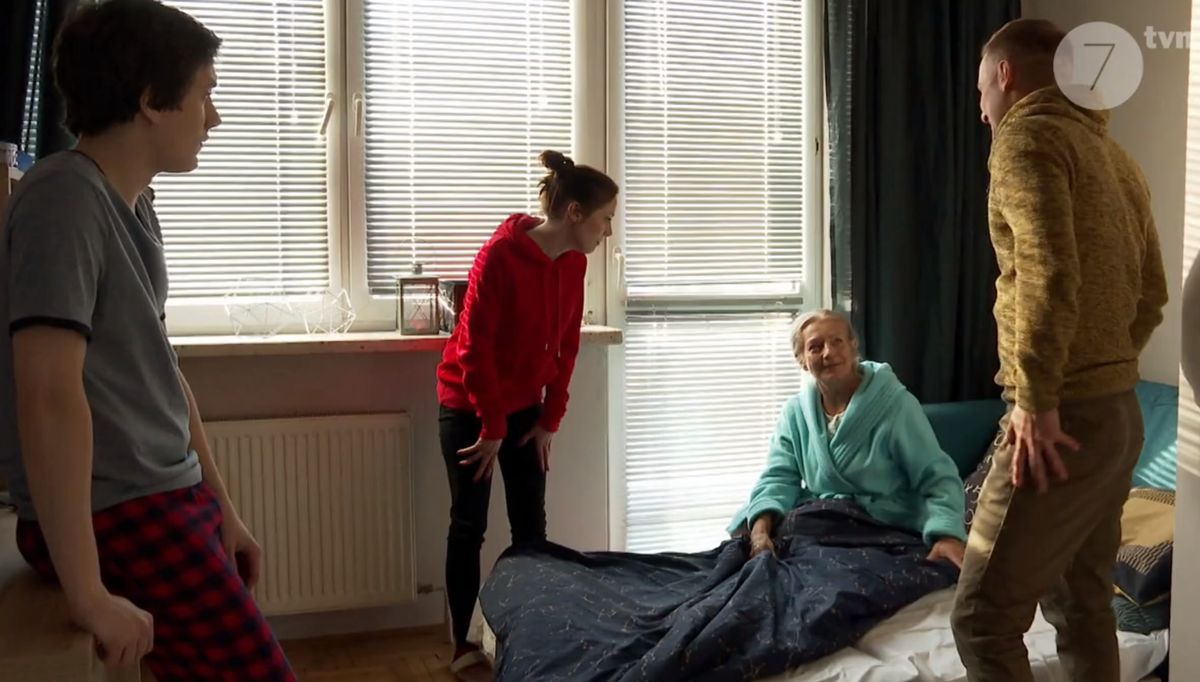 Kadr z serialu "19+", gdzie nastolatkowie opiekują się babcią z chorobą Alzhaimera.