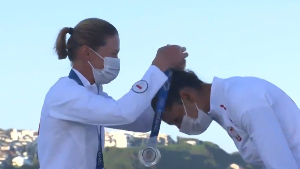 Twitter / Eurosport / Dekoracja medalowa polskich żeglarek