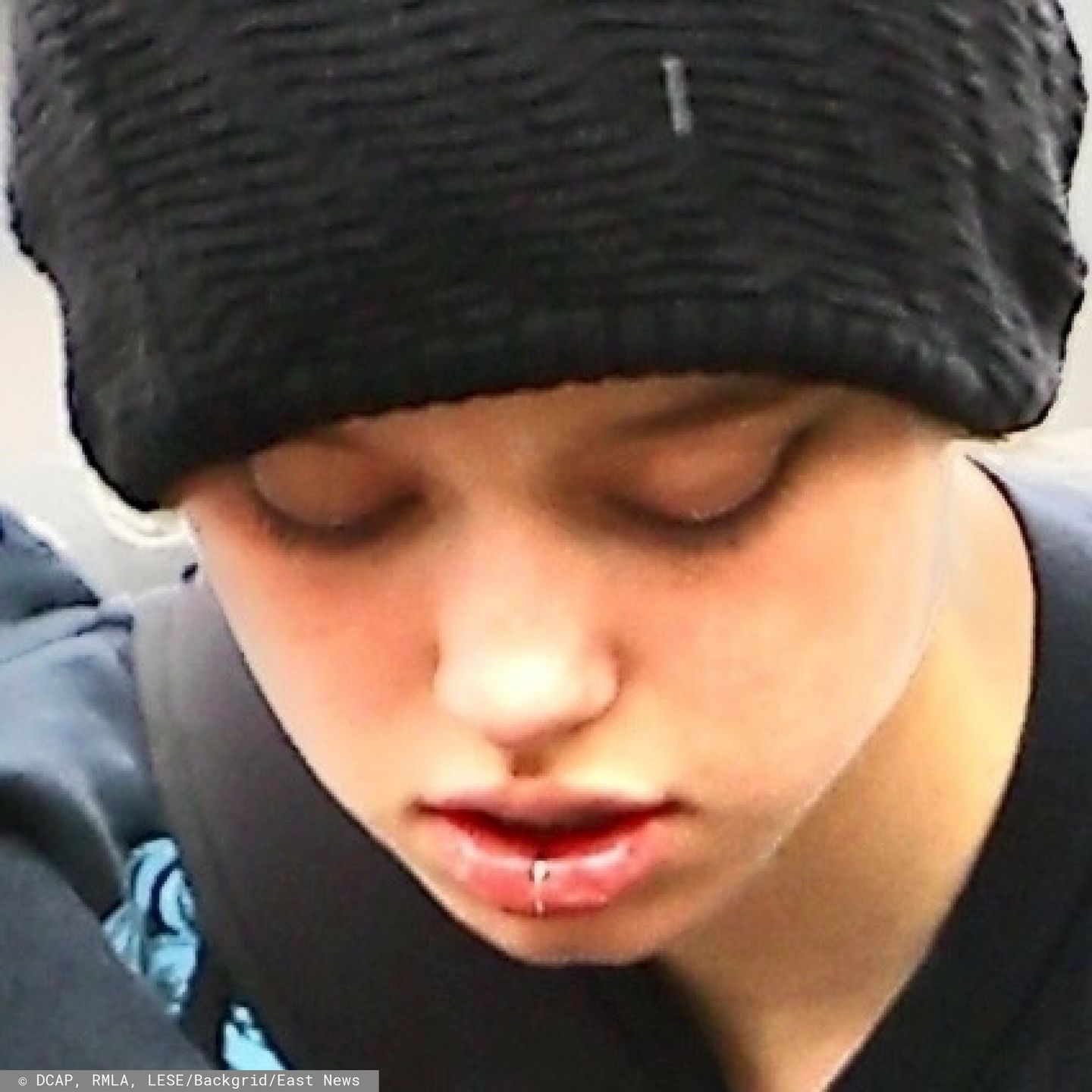 Shiloh Jolie ma kolczyk w wardze