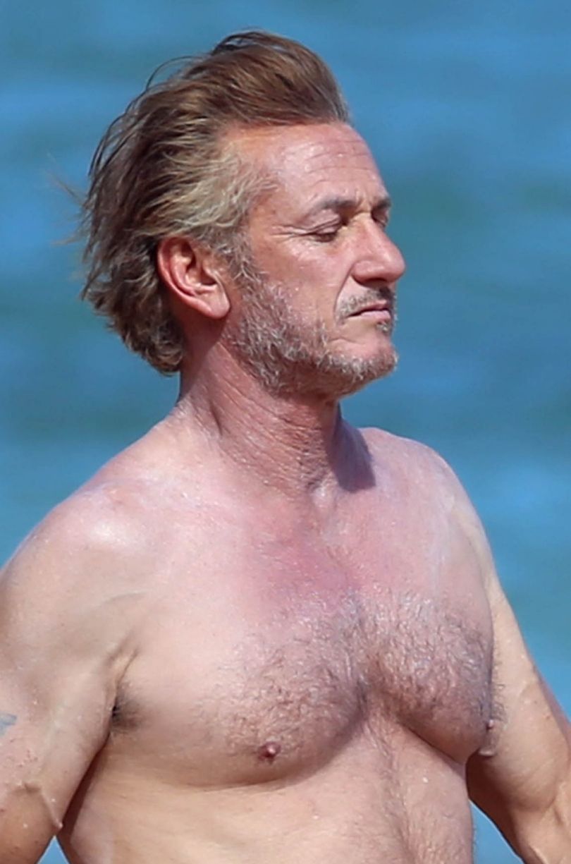 Sean Penn spaceruje po plaży z szefem Twittera i izraelskim finansistą