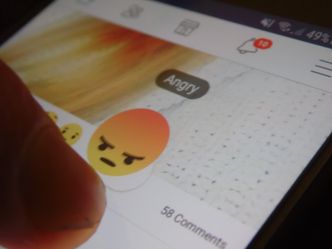 Zamienia nienawiść w złoto. Celuje w "starych" Brytyjczyków na Facebooku