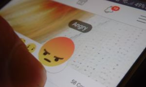 Zamienia nienawiść w złoto. Celuje w "starych" Brytyjczyków na Facebooku