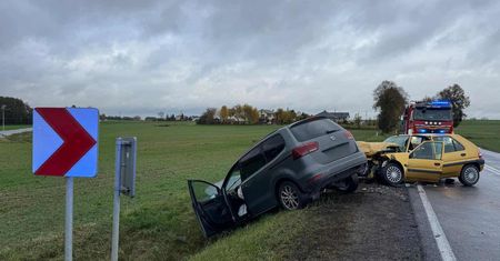 Wypadek na drodze krajowej nr 60 w miejscowości Niszczyce Pieńki – trzy osoby trafiły do szpitala