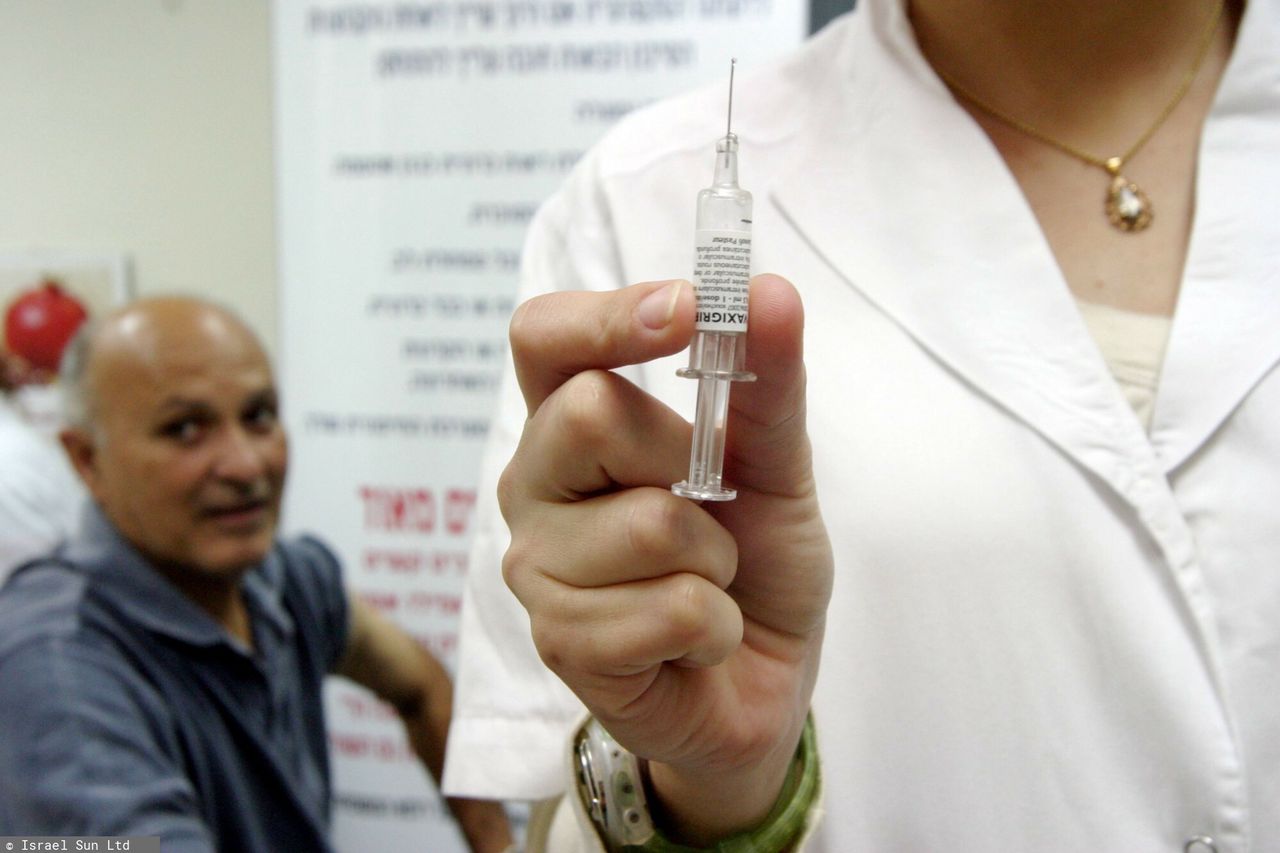 Izrael. Tysiące zakażeń COVID-19 dziennie. Kraj przygotowuje szczepionki na czwartą dawkę