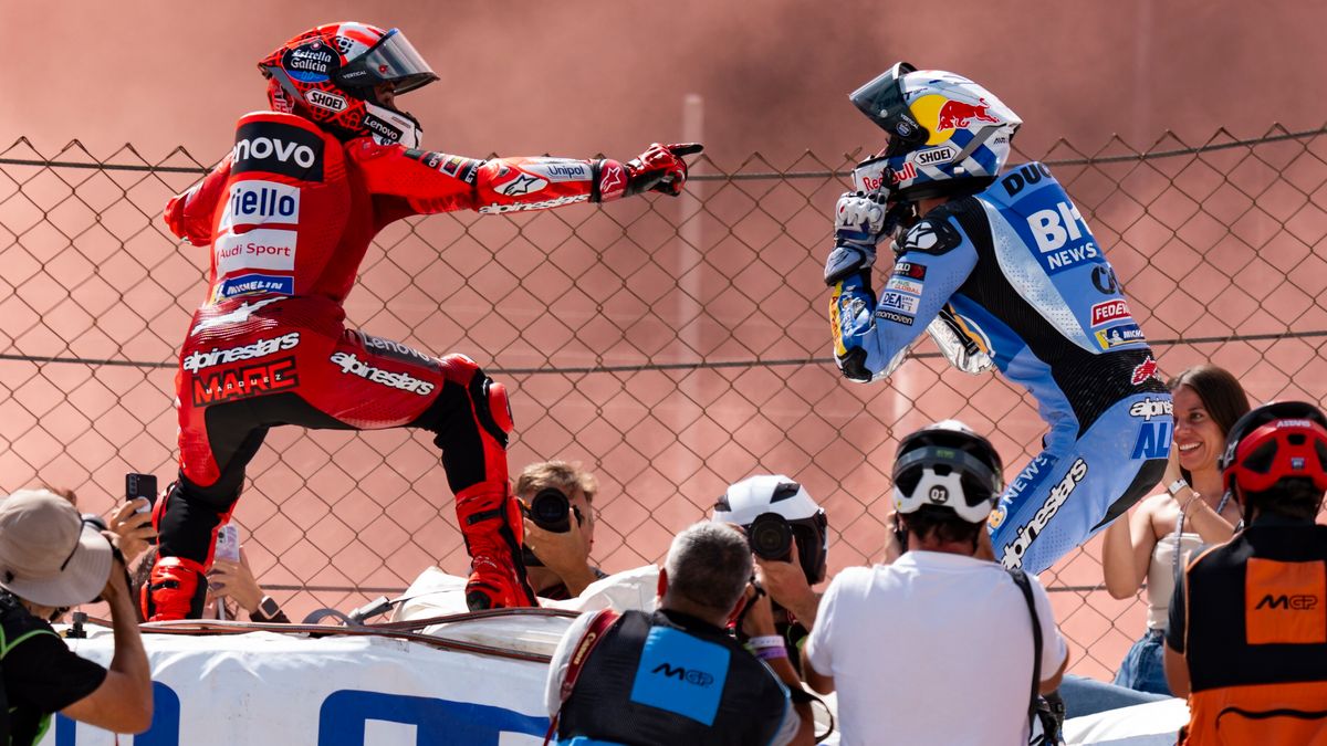 PAP/EPA / Siu Wu / Na zdjęciu: Marc Marquez (z lewej) i Alex Marquez