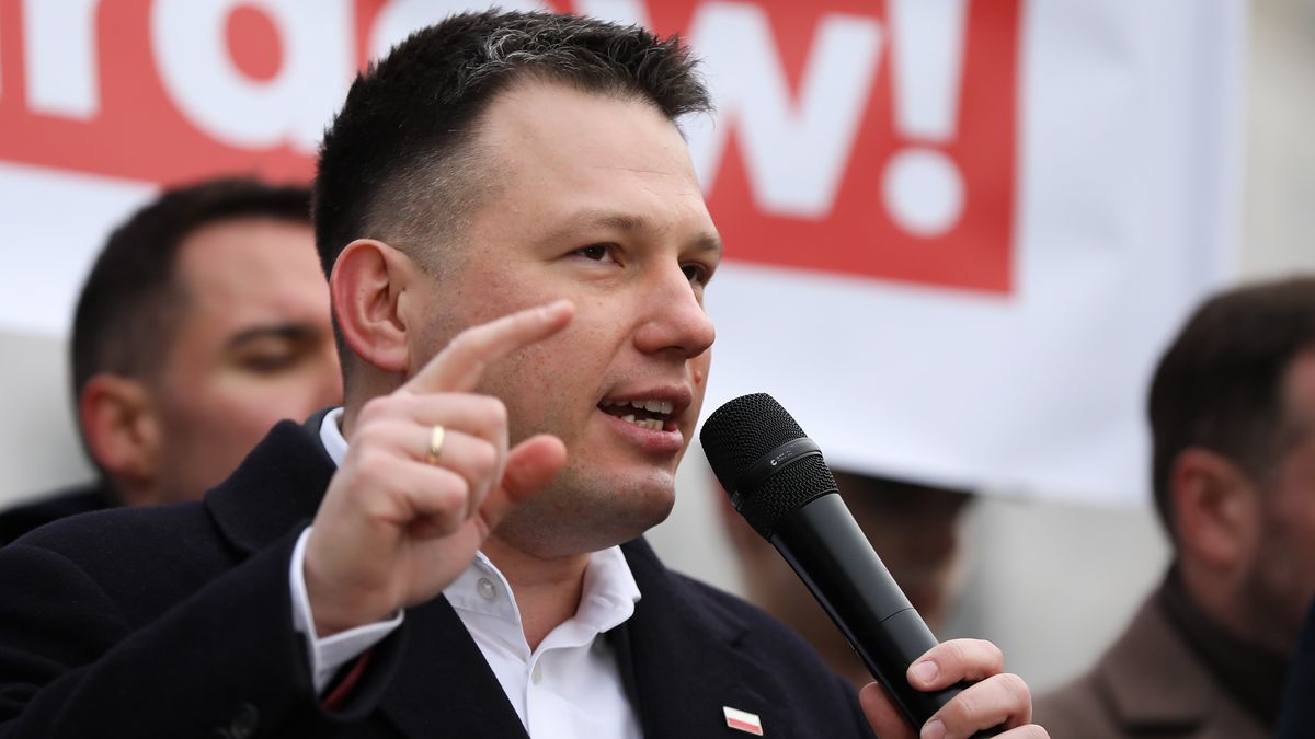 In Warsaw, Poland, on December 19, 2025, Slawomir Mentzen, chairman of the New Hope party and one of the leaders of the Freedom and Independence Confederation, participates in a demonstration in front of the Sejm during the Ukrainian President's visit to Polish President Karol Nawrocki. The far-right and nationalist Freedom and Independence Confederation organizes a demonstration in front of the Sejm during Ukrainian President Volodymyr Zelensky's visit to Warsaw, where he meets with Polish President Karol Nawrocki for the first time. Confederation politicians express their demands, including opposing social assistance to Ukrainians, the suspension of financial aid to Ukraine while the corruption investigation is ongoing, and the exhumation of victims of the Volhynia Massacre. (Photo by Klaudia Radecka/NurPhoto via Getty Images)