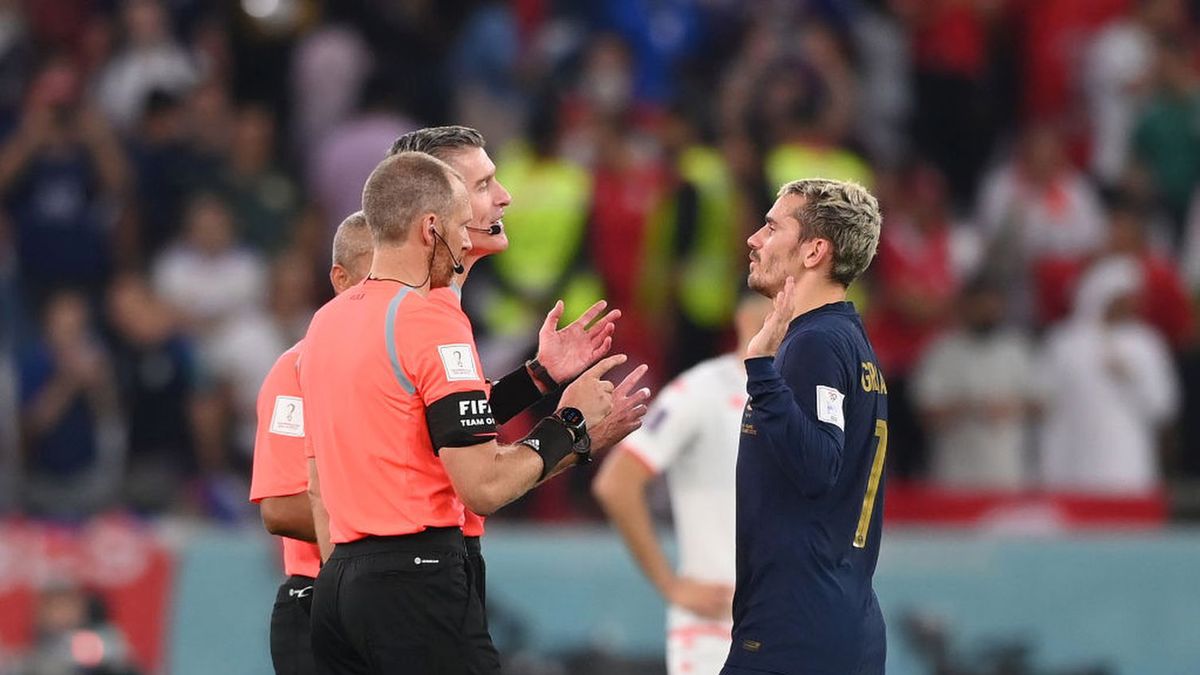 Antoine Griezmann w rozmowie z arbitrami spotkania Tunezja - Francja