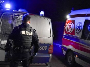 18-latka woziła kolegę na masce samochodu. Doznał poważnych obrażeń