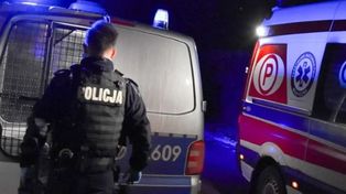 18-latka woziła kolegę na masce samochodu. Doznał poważnych obrażeń