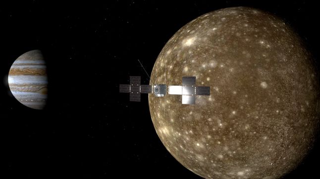 Sonda JUICE na tle Callisto