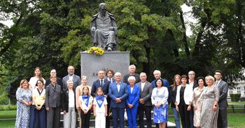 Inowrocław: 99. rocznica śmierci Jana Kasprowicza. Delegacje złożyły kwiaty pod pomnikiem piewcy Kujaw