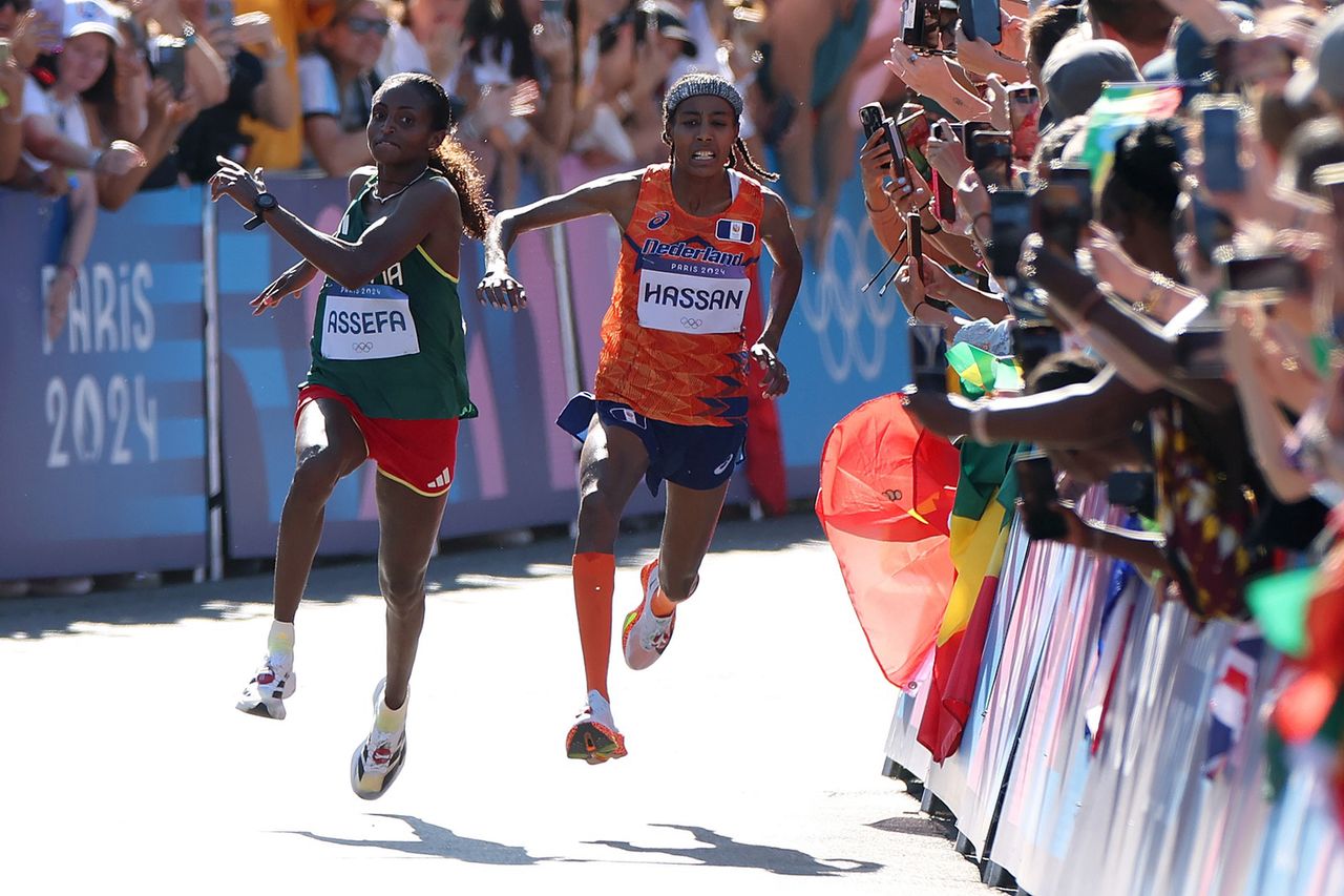 The clash between Sifan Hassan and Tygst Assfea at the marathon finish.