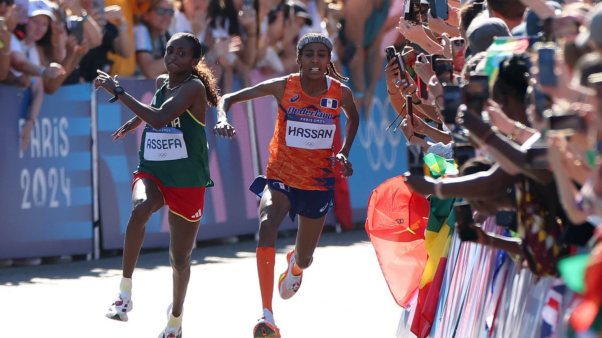 Starcie Sifan Hassan i Tygst Assfea na finiszu maratonu.