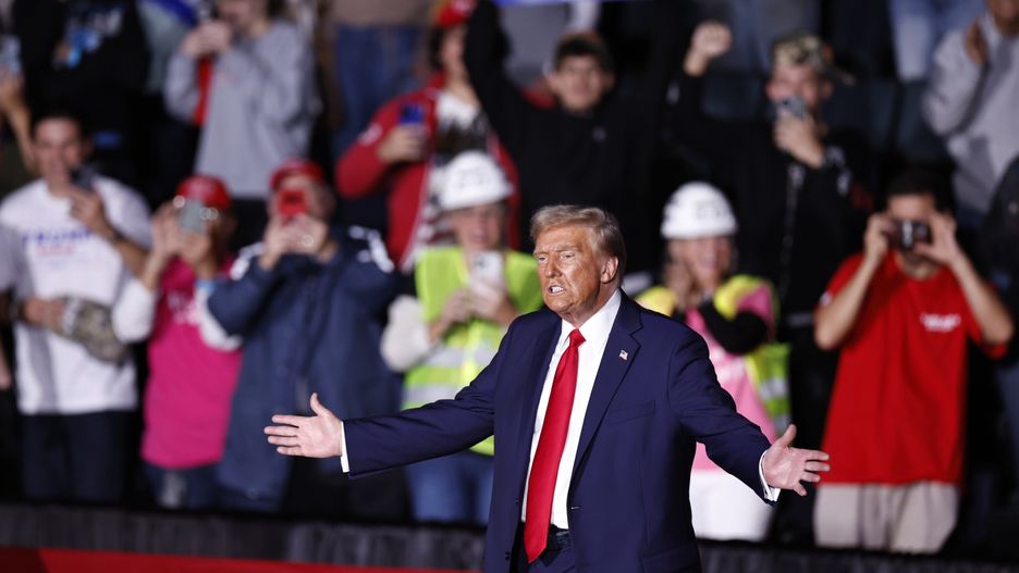 Republican presidential candidate and former US President Donald Trump gestures during a campaign rally in Grand Rapids, Michigan, USA, 04 November 2024. Trump and Vice President and Democratic presidential nominee Kamala Harris are tied in the polls with one day until the election of 05 November. EPA/CJ GUNTHER Dostawca: PAP/EPA.