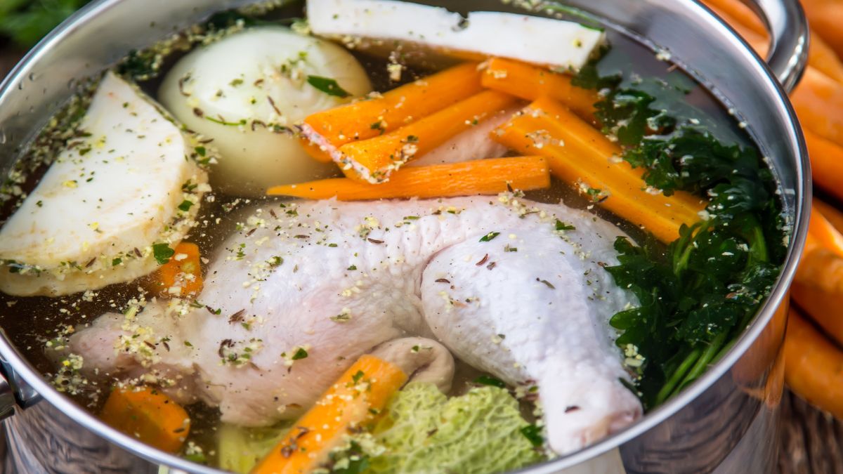 Rosół na odporność? Nic prostszego. Dodaj do niego dwa składniki