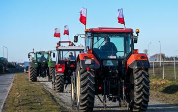 "Nie śpimy po drodze, jedziemy 18 godzin". Rolnicy ruszyli na Warszawę