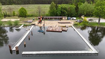 Nowe pomosty nad Jeziorem Bąk w Okonku. Sezon kąpielowy zbliża się wielkimi krokami