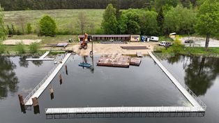 Nowe pomosty nad Jeziorem Bąk w Okonku. Sezon kąpielowy zbliża się wielkimi krokami