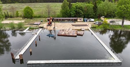 Nowe pomosty nad Jeziorem Bąk w Okonku. Sezon kąpielowy zbliża się wielkimi krokami