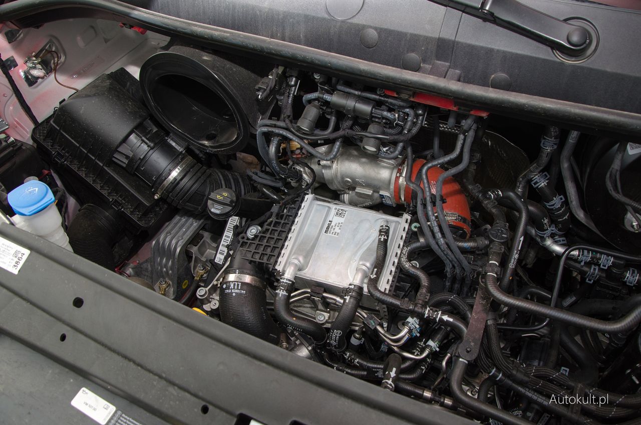 Silnik 2.0 TDI wydaje się maleńki. Ma dwie turbosprężarki i generuje 177 KM i 410 Nm.