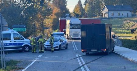 Zszedł z chodnika prosto pod auto. 12-latek w ciężkim stanie