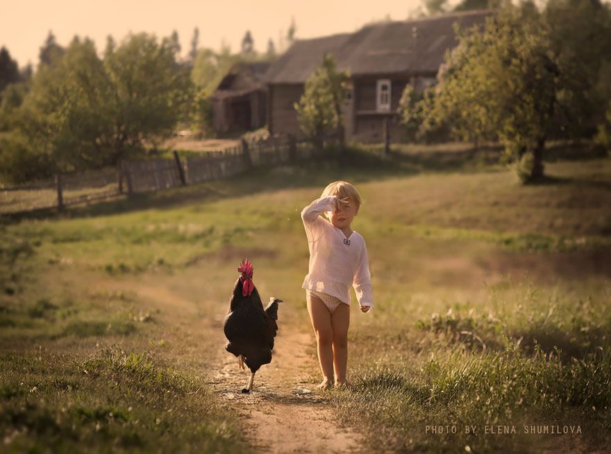 Jej zdjęcia są przepełnione idylliczną radością życia na wsi. Uniwersalny i ponadczasowy charakter zdjęć wykonanych w naturalnym świetle tym bardziej przykuwa uwagę.