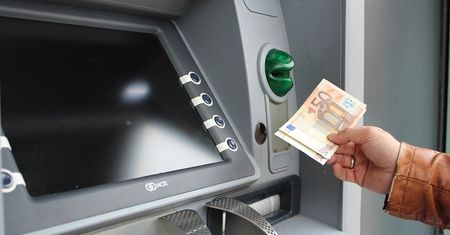 Fałszywy pracownik banku oszukał kobietę na 20 tys. Uwierzyła, że jej pieniądze są zagrożone