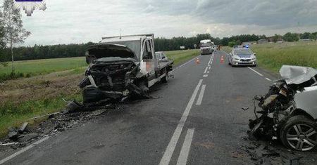 Wypadek w Żyrzynie. Zjechał na drugi pas jezdni i zderzył się czołowo z volkswaganem