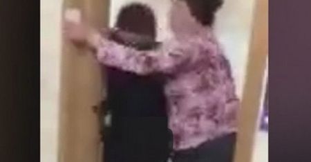 Nauczycielka rozebrała w klasie uczennicę. Szokujące nagranie