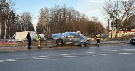 Kierowca Ubera wjechał na barierki i zawisł. Obcokrajowiec był bez uprawnień