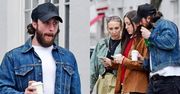 Aaron Taylor-Johnson spaceruje ze STARSZĄ o 23 lata żoną i niewiele młodszą pasierbicą. Rodzina jak z obrazka? (ZDJĘCIA)