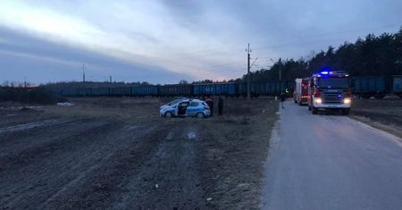Pociąg towarowy potrącił stojącego na przejeździe 22-latka. Trafił do szpitala