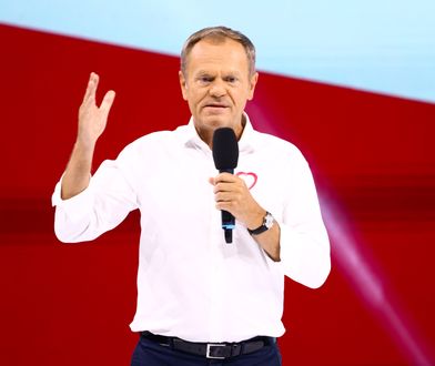 Peruki na wiecu Tuska. Przywołał słowa córki i się zaczęło