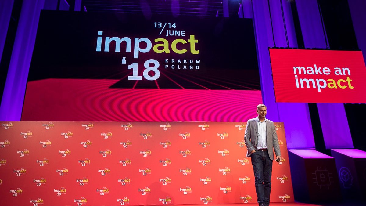 Peter Carlsson to przede wszystkim otwarty i przyjazny człowiek który spełnia się także poza biznesem - uwielbia podróże i gotowanie, a także grę w golfa. Lubi rozrywki, które zapewniają mu dobrą kondycję i zdrowie, jak kolarstwo górskie i bieganie.