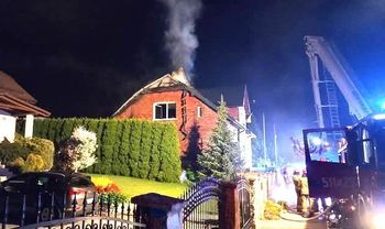 Nocny pożar domu jednorodzinnego w Chełmku. W akcji gaśniczej udział brało dziewięć zastępów straży pożarnej