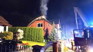 Nocny pożar domu jednorodzinnego w Chełmku. W akcji gaśniczej udział brało dziewięć zastępów straży pożarnej