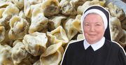 Siostra Anastazja nigdy nie pomija jednej czynności. Dzięki temu uszka z grzybami się nie sklejają
