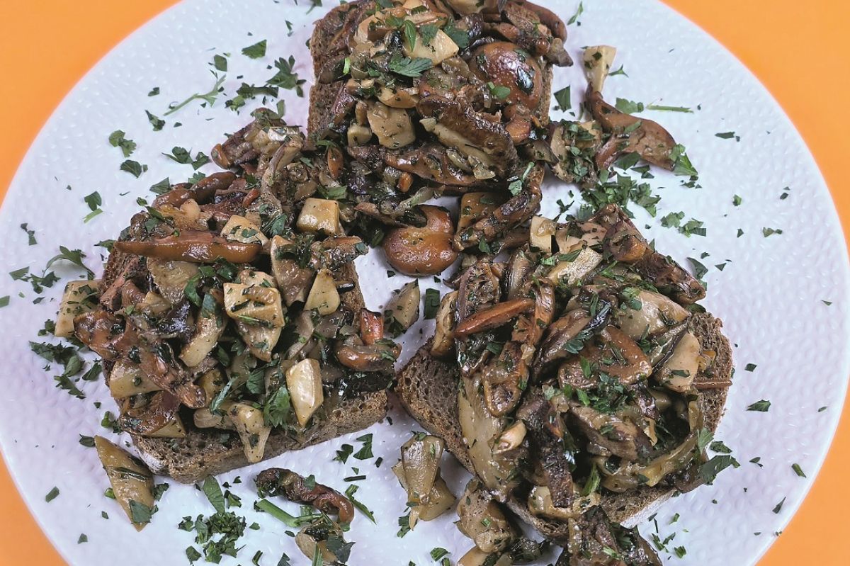 Bruschetta z grzybami. Włoski specjał w polskim wydaniu na listopadowe dni