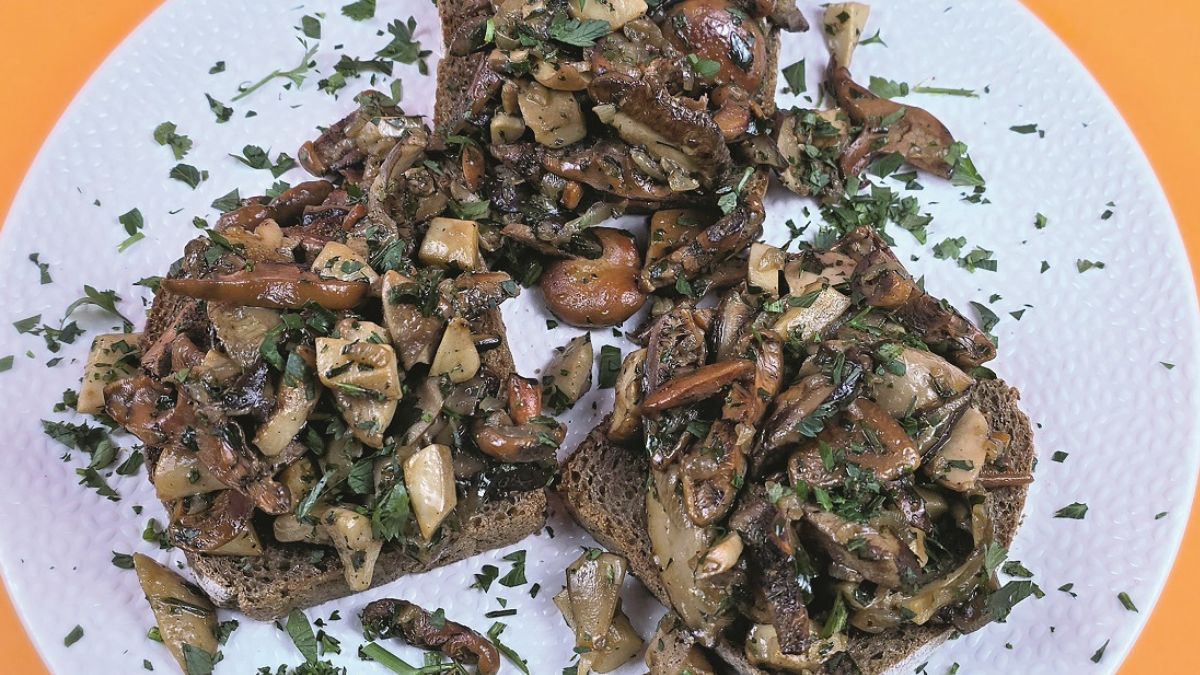 Bruschetta z grzybami idealnie sprawdzi się na listopadowe dni