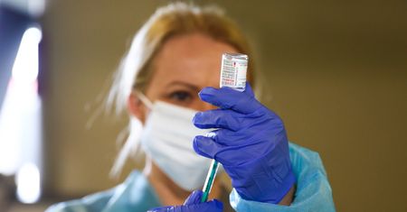 Jaki procent zaszczepionych choruje na COVID-19? Najnowsze dane