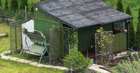 Czy można pić alkohol na działce? Przepisy mówią jasno