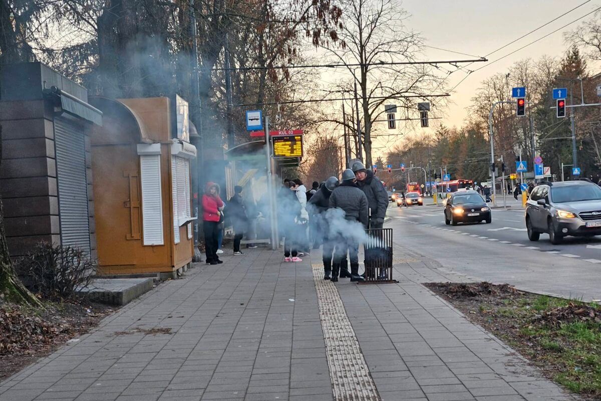 Koksownik i patrol milicji (ZOMO) na przystanku w rocznicę stanu wojennego w Polsce
