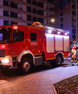 Jechali ratować ludzi. Nagle dostali butelką. Policja wydała komunikat