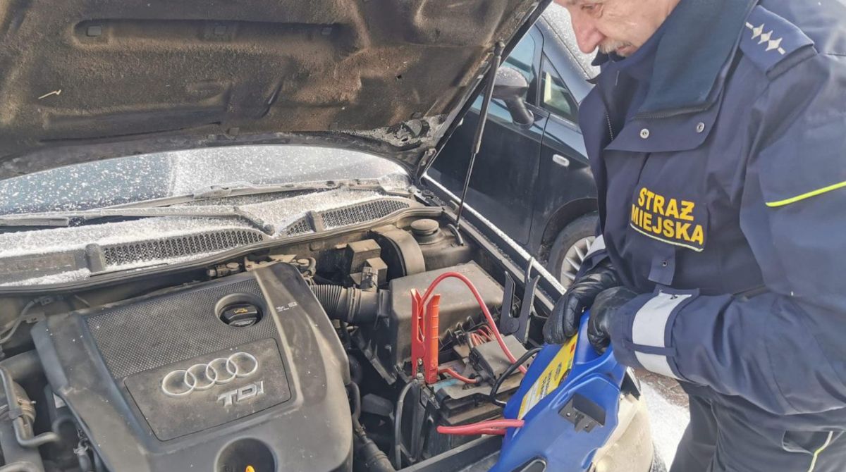 Strażnicy miejscy pomagają kierowcom.