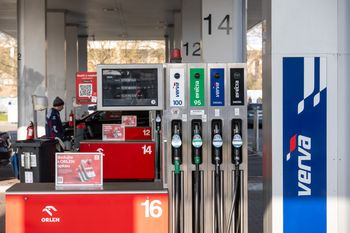 Kolejki na stacjach przy granicy. Niemcy masowo tankują