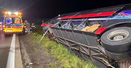 Groźny wypadek na A4. Autokar z żołnierzami z USA wpadł do rowu
